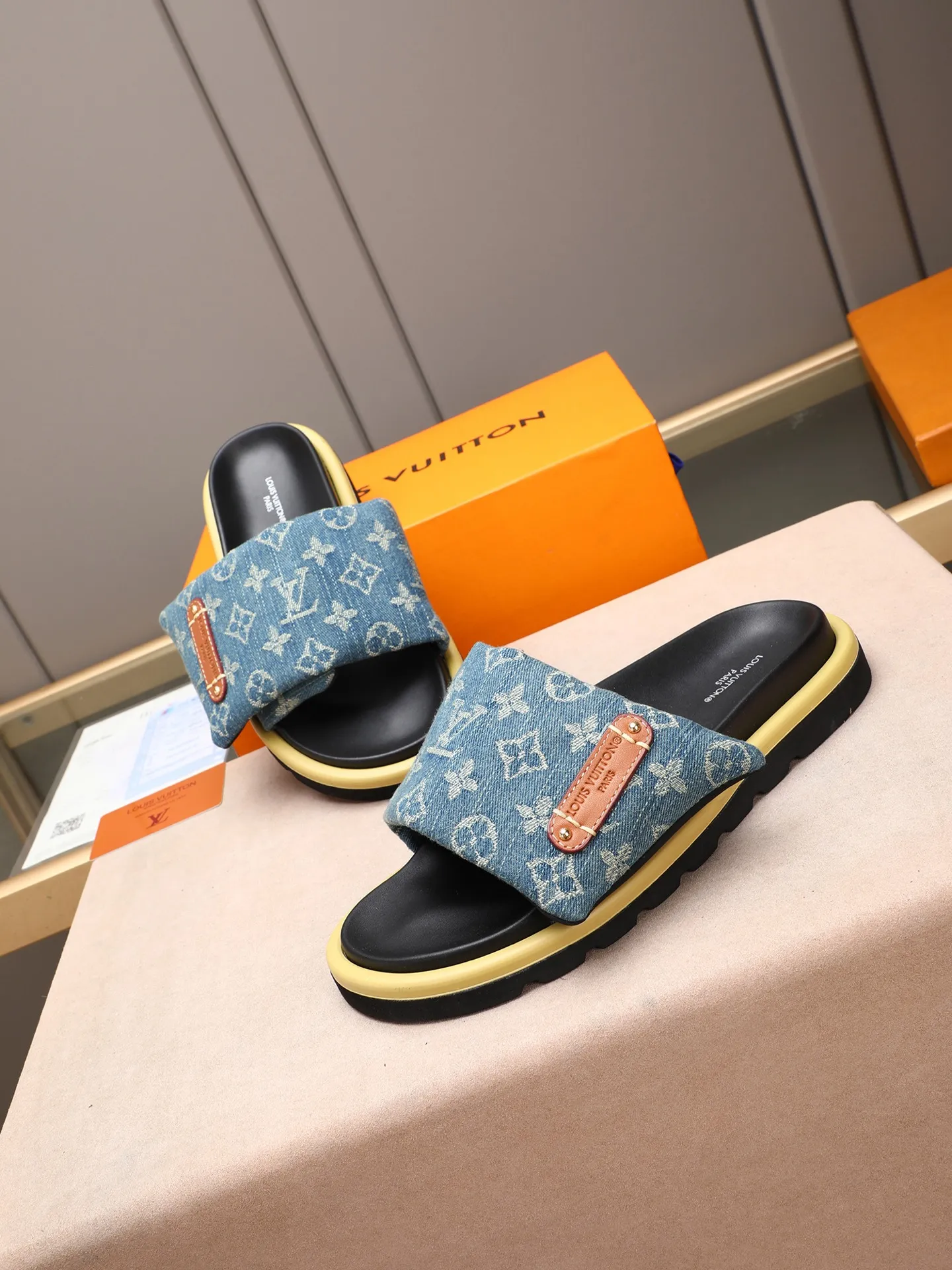 PP360 [LOUIS VUITTON] Louis Vuitton, LV printing, men's and women's slippers are on the market. The drawer box packaging comes with a cloth bag and a card. The upper pattern looks very soft and waxy, and it is a super versatile leg slimming tool. Fabric: imported denim/canvas/old fabric, LV hardware LOGO, official website pattern printing, comfortable to wear, feet: high-elastic PU water table. Sole: foam sole, heel height: about 5cm. Code number: 35-46, 35, 45, 46 are custom-made and non-returnable. Color: multiple colors and styles available.